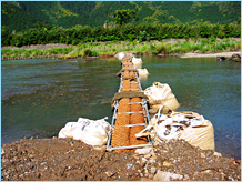 サムネイル写真：河川に直接設置した濁水対策